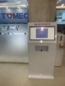 VNC QMS SOFT hoàn thiện sản xuất cung cấp lắp đặt Kiosk lấy số thứ tự màn cảm ứng 24inch cho PKĐK Quốc Tế TOMEC