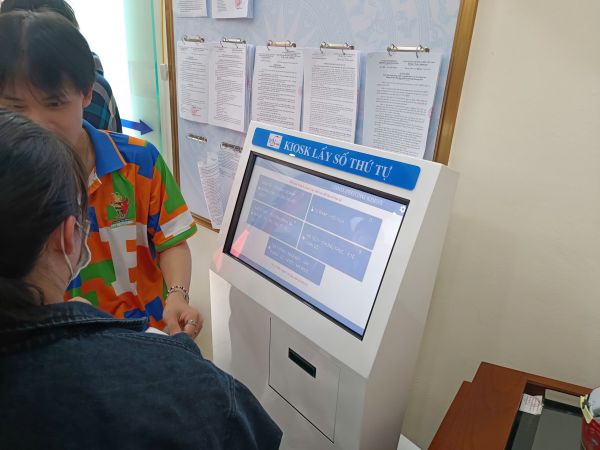 VNC hoàn thiện sản xuất, lắp đặt ht xếp hàng tự động tại bộ phận một cửa phường Khương Đình - HN