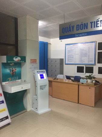 VNC hoàn thiện việc sản xuất, lắp đặt hệ thống xếp hàng tự động tại TTYT huyện Đầm Hà - Quảng Ninh