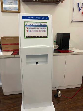 VNC hoàn thiện sản xuất, cung cấp Kiosk lấy số thứ tự màn cảm ứng Mica tại BVĐK Bắc Thăng Long