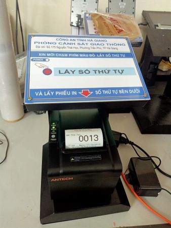 VNC hoàn thiện sản xuất máy lấy số thứ tự cảm ứng mặt mica phòng CS giao thông - CA tỉnh Hà Giang