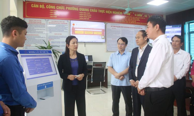 Phó Bí thư Thường trực Tỉnh ủy Lê Thị Thu Hồng kiểm tra việc xây dựng chính quyền thân thiện tại thị xã Việt Yên