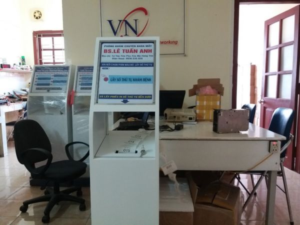 VNC hoàn thiện sản xuất cung cấp máy in số thứ tự cho PK chuyên khoa mắt BS Lê Tuấn Anh