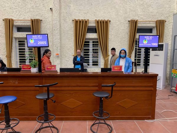 VNC QMS SOFT hoàn thiện sản xuất, cung cấp hệ thống xếp hàng tự động tại bộ phận một cửa xã Tam Giang - tỉnh Bắc Ninh, hệ thống sử dụng Kiosk lấy số thứ tự màn cảm ứng 24inch cấp phát số thứ tự cho 4 quầy tương ứng 4 lĩnh vực